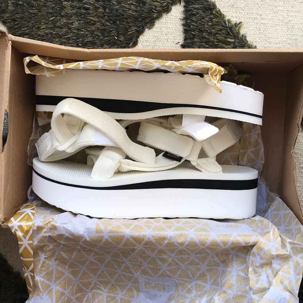 Teva flatform universal mesh size 7 bright white